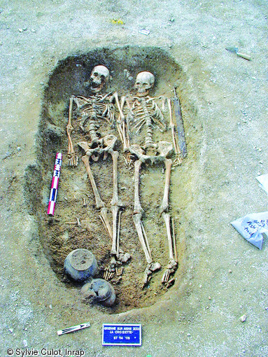 Deux hommes inhumés côte à côte, second âge du Fer, Brienne-sur-Aisne (Ardennes), 2003.  La symétrie des inhumations, la superposition des membres supérieurs et un caractère partagé sur les deux crânes (suture métopique) expriment une probable parenté : les deux hommes, décédés au même âge, pourraient être des jumeaux.   Photo publiée dans l'ouvrage Archéologie de la mort en France, Lola Bonnabel, coll. Archéologies de la France. 