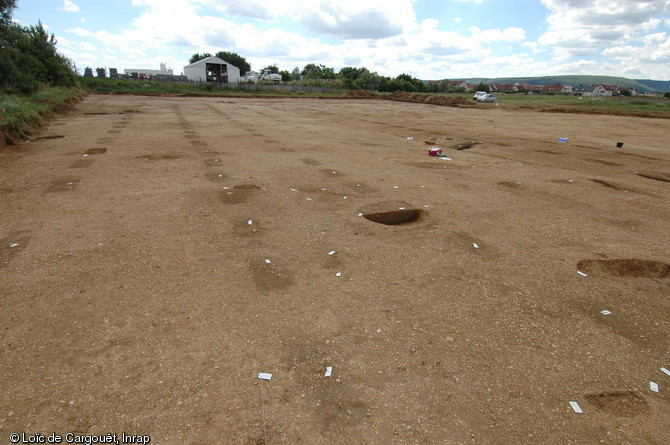Alignement de fosses rectangulaires interpr&eacute;t&eacute;es comme les traces d'un vignoble gallo-romain, Ier s. de notre &egrave;re, Gevrey-Chambertin (C&ocirc;tes-d'Or), 2008.  La dimension des fosses, leur espacement &agrave; l'int&eacute;rieur des rangs et l'espacement des rangs entre eux sont des multiples du pied romain (29,6 cm). 