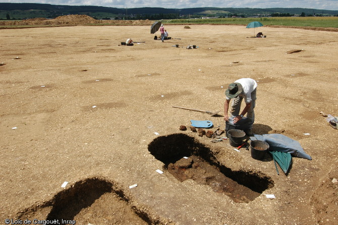 Vue g&eacute;n&eacute;rale du site de Gevrey-Chambertin (C&ocirc;tes-d'Or), 2008.  Au premier plan les fosses du second &acirc;ge du Fer ; au deuxi&egrave;me plan les traces du vignoble gallo-romain ; &agrave; l'arri&egrave;re plan les vignes actuelles. 