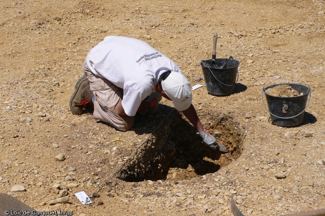 Fouille d'un silo dat&eacute; du Bronze final, 900-800 avant notre &egrave;re, Gevrey-Chambertin (C&ocirc;tes-d'Or), 2008.  La couche inf&eacute;rieure de la structure a livr&eacute; des d&eacute;chets domestiques tels que des graines carbonis&eacute;es, du m&eacute;tal, des restes animaux et de la c&eacute;ramique ayant permis sa datation. 