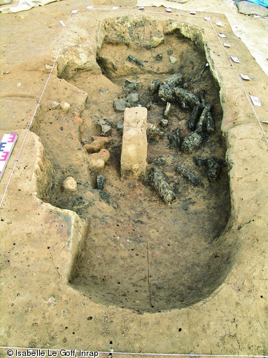 B&ucirc;cher en fosse gallo-romain, Bully-les-Mines (Pas-de-Calais), 2006.  Un alignement de cinq b&ucirc;chers a &eacute;t&eacute; mis au jour. Les morts, incin&eacute;r&eacute;s v&ecirc;tus et chauss&eacute;s, &eacute;taient br&ucirc;l&eacute;s individuellement dans ces fosses, accompagn&eacute;s d'objets du quotidien et de divers r&eacute;cipients c&eacute;ramiques.  Photo publi&eacute;e dans l'ouvrage Arch&eacute;ologie de la mort en France, Lola Bonnabel, coll. Arch&eacute;ologies de la France. 