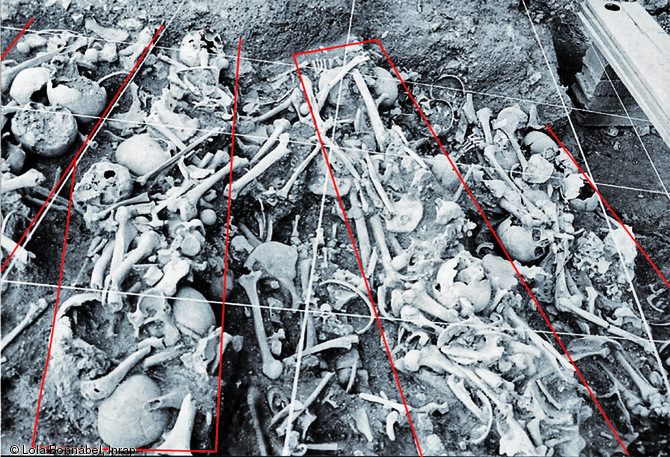 Structure sépulcrale en gradins, XIIe s., Reims (Marne), 2000.  Des cercueils étaient disposés à chaque étage et recevaient les différents corps successivement, initiant des rangements nouveaux au fil du temps. Il pourrait s'agir d'une sépulture collective accueillant les membres d'une corporation.  Photo publiée dans l'ouvrage Archéologie de la mort en France, Lola Bonnabel, coll. Archéologies de la France. 