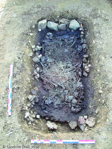 S&eacute;pulture du N&eacute;olithique r&eacute;cent &agrave; Passy-V&eacute;ron (Yonne), 2007.  Soixante individus ont &eacute;t&eacute; d&eacute;pos&eacute;s, sans distinction de sexe ou d'&acirc;ge, dans cette tombe aux parois am&eacute;nag&eacute;es de planches. La s&eacute;pulture a &eacute;t&eacute; condamn&eacute;e par un incendie volontaire lors de son abandon.  Photo publi&eacute;e dans l'ouvrage Arch&eacute;ologie de la mort en France, Lola Bonnabel, coll. Arch&eacute;ologies de la France. 