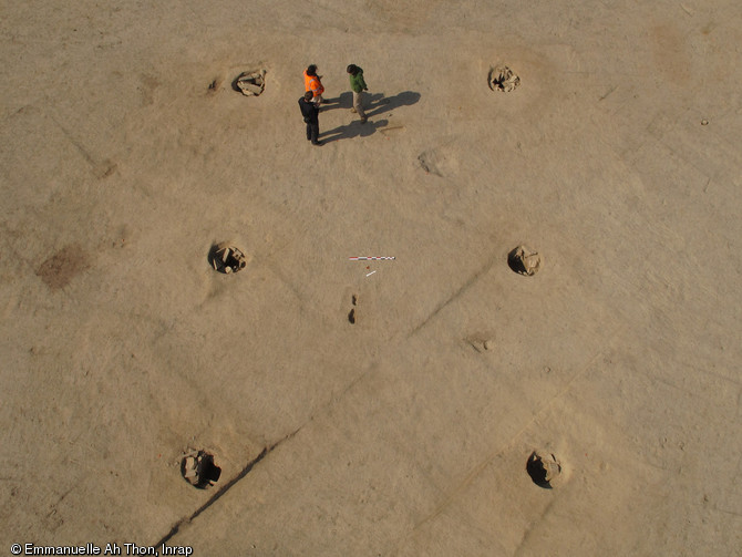 B&acirc;timent sur poteaux, d&eacute;but du IVe mill&eacute;naire avant notre &egrave;re, Pl&eacute;ch&acirc;tel (Ille-et-Vilaine), 2012.&nbsp;