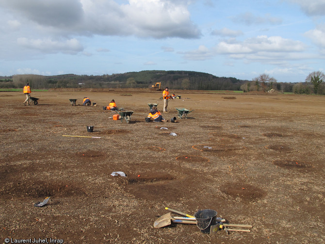 Batterie de structures de combustion en cours de fouille, seconde moiti&eacute; du Ve mill&eacute;naire avant notre &egrave;re, Pl&eacute;ch&acirc;tel (Ille-et-Vilaine), 2012.  Une soixantaine de ces structures ont &eacute;t&eacute; mises au jour autour des habitations n&eacute;olithiques. Elles sont li&eacute;es &agrave; des activit&eacute;s domestiques ou artisanales. 