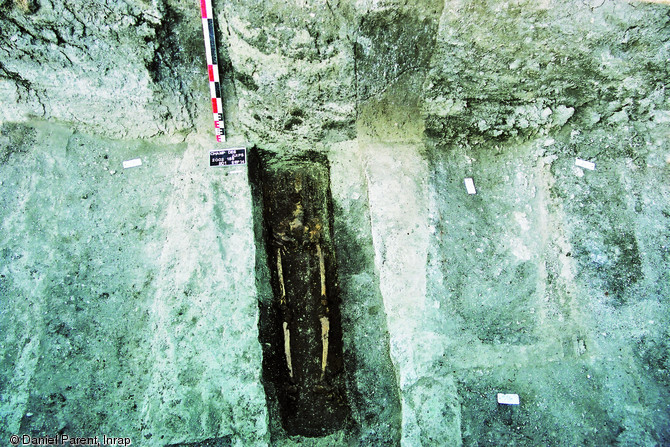 Sépulture du cimetière juif d'Ennezat (Puy-de-Dôme) fouillée au cours d'un diagnostic en 2003.  Les sépultures de ce cimetière, en fonctionnement du XIIe au XIVe s., ne se recoupent pas au contraire des cimetières chrétiens contemporains.  Photo publiée dans l'ouvrage Archéologie de la mort en France, Lola Bonnabel, coll. Archéologies de la France. 