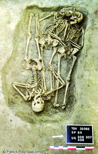 Sépulture triple datée de la fin du XVIe s. mise au jour dans le cimetière des Fédons à Lambesc (Bouches-du-Rhône) en 1996.  La position des corps indique vraisemblablement un dépôt hâtif. La découverte de ce cimetière a été rapprochée de la mention en 1590 d'une infirmerie de peste implantée non loin de Lambesc.   Photo publiée dans l'ouvrage Archéologie de la mort en France, Lola Bonnabel, coll. Archéologies de la France. 