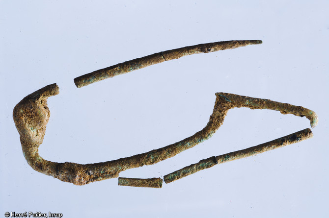 Fibule en bronze, première moitié du Ier s. de notre ère, couvent des Jacobins, Rennes (Ille-et-Vilaine), 2012.