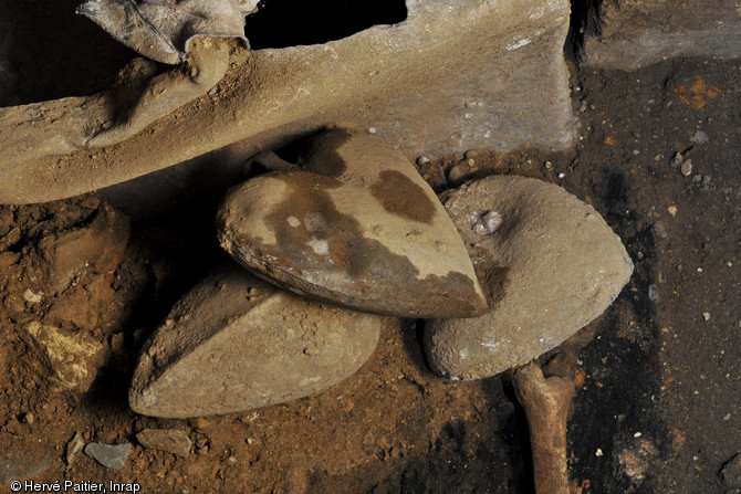 Trois urnes en plomb en forme de cœur accolées à un sarcophage, couvent des Jacobins, Rennes (Ille-et-Vilaine), 2012.  