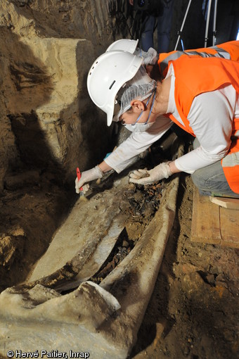 Fouille d'une sépulture dans un sarcophage de plomb, couvent des Jacobins, Rennes (Ille-et-Vilaine), 2012.  Le couvent a constitué un lieu sépulcral privilégié du XVe au XVIIIe s. et renferme plusieurs centaines d'inhumations.