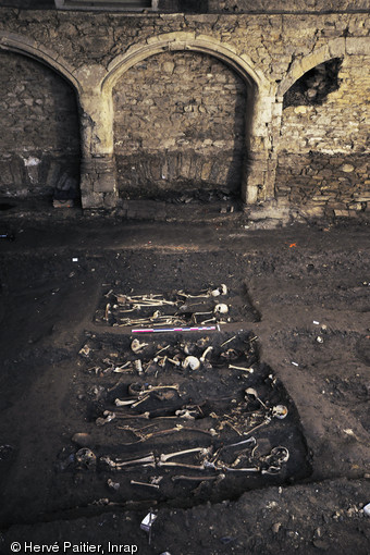 Groupe de sépultures datées entre les XVe et XVIIe s., galerie des enfeus du couvent des Jacobins, Rennes (Ille-et-Vilaine), 2012. 