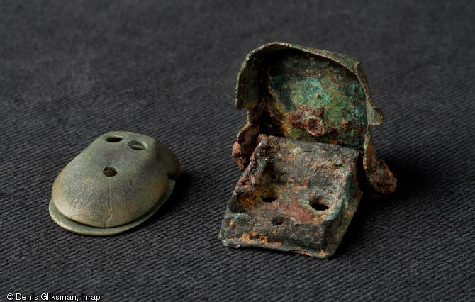 Boîtes à sceau destinées à protéger des sceaux à cire en alliage cuivreux, Ier-IIe s. de notre ère, villa gallo-romaine de Labergement-Foigney (Côte-d'Or), 2012.