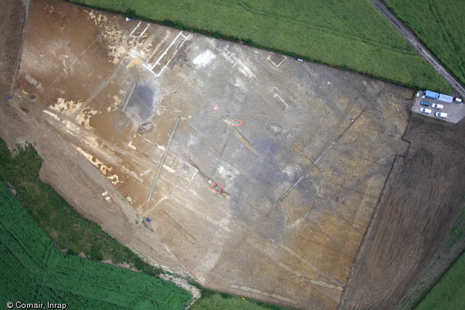 Vue aérienne de la villa antique découverte à Labergement-Foigney (Côte-d'Or), 2012.Sur deux hectares, elle se compose d’un bâtiment résidentiel (pars urbana) et d’un édifice à vocation agricole ou artisanale (pars rustica) datés des Ier et IIe siècles de notre ère.  