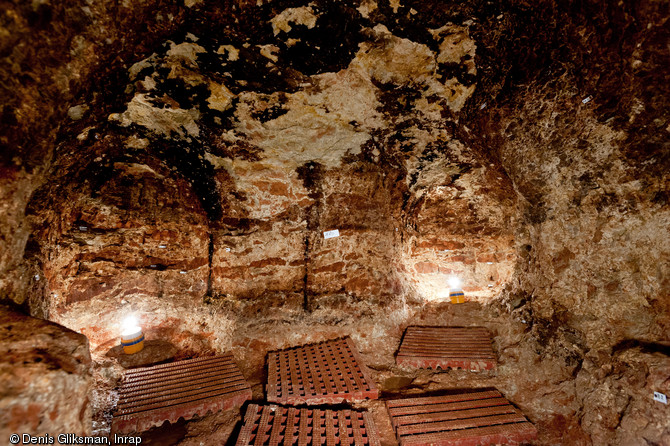 Vue d’ensemble de la salle nord du souterrain-refuge médiéval découvert à Sublaines (Indre-et-Loire), 2012.  Au fond on aperçoit les deux ébauches de galeries ouest et est.  