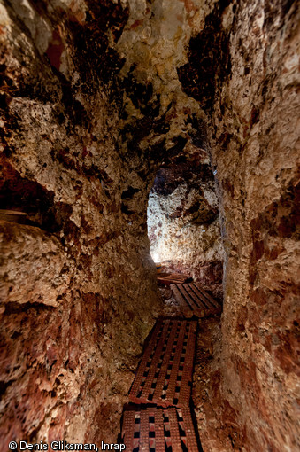 Un des couloirs du souterrain médiéval découvert à Sublaines (Indre-et-Loire), 2012.Le souterrain présente des dimensions étroites : large de 0,5 m en moyenne, sa hauteur oscille entre 1,15 et 1,55 m.    