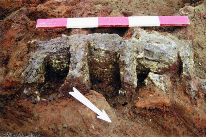 Fragment de grille en connexion ayant supporté la surface de chauffe d'un fourneau à sel protohistorique, Pont-Rémy (Somme), 1994.  Le bon état de conservation de la structure a permis d'engager une reconstitution expérimentale.   Photo publiée dans le numéro 31 de la revue de l'Inrap Archéopages. <br