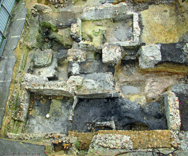 Espace semi-excavé dévolu au stockage et au commerce appartenant à une halle érigée au début du XIVe s. liée aux foires de Champagne, Lagny-sur-Marne (Seine-et-Marne), 2010.  Photo publiée dans le numéro 31 de la revue de l'Inrap Archéopages.  