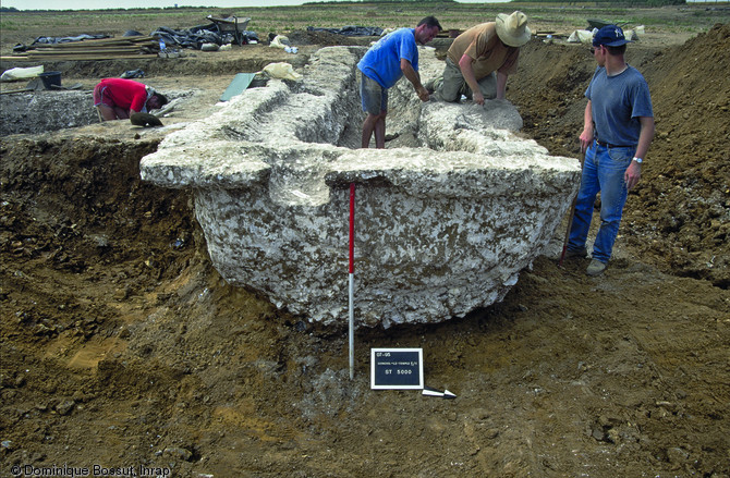 Fourneau à sel et bac à saumure protohistoriques de Conchil-le-Temple (Pas-de-Calais), 1994.  Le réservoir à saumure a été construit dans un massif de craie rapportée de 23 tonnes. Il permettait le stockage de plus de 4000 litres de saumure. Le fourneau à sel est quant à lui le plus grand connu à ce jour en Gaule.   Photo publiée dans le numéro 31 de la revue de l'Inrap <a class= rte-link-ext  href= http://www.inrap.fr/archeologie-preventive/Recherche-scientifique/Archeopages/Les-numeros/31-32-33-2011/Numero-31/Dossier-Sucre-sale/p-13961-Les-ages-du-sel-en-Gaule-du-Nord.-Quelques-s