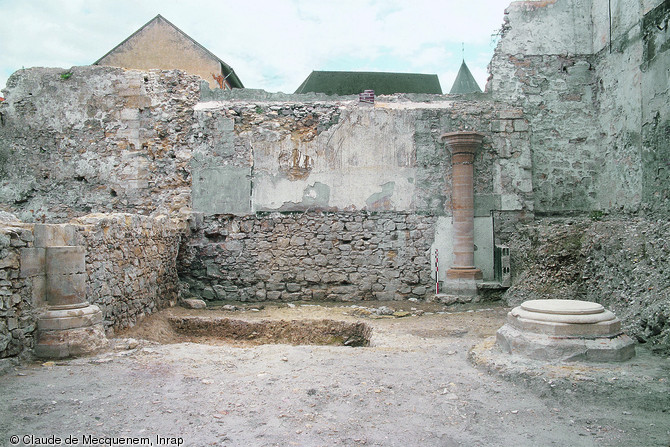 Vestiges architecturaux de la synagogue médiévale de Lagny-sur-Marne (Seine-et-Marne) découverts en 1999.  L'édifice est construit dans les années 1220-1240. Il est intégré aux fortifications urbaines et définitivement détruit dès le XIVe siècle.  Photo publiée dans le numéro 25 de la revue de l'Inrap <a class= rte-link-ext  href= http://www.inrap.fr/archeologie-preventive/Recherche-scientifique/Archeopages/Les-numeros/24-25-26-27-2009/Numero-25/Dossier-Segregations/p-10154-Tsarfat-et-Provintzia-aspects-des-judaismes-medievaux-europeens.-Les-sites-de-Montpellier-et-La