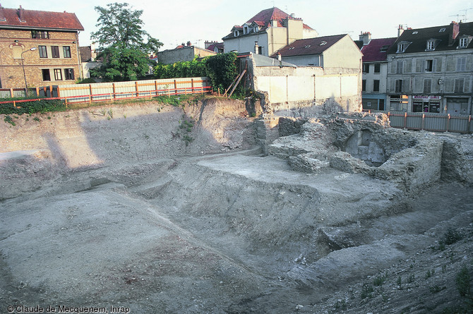 Vestiges architecturaux de la synagogue médiévale de Lagny-sur-Marne (Seine-et-Marne) mis au jour en 1999-2000.  L'aménagement au XVIe s. des jardins de l'abbaye Saint-Pierre, toute proche, a permis la préservation partielle de ces vestiges.  Photo publiée dans le numéro 25 de la revue de l'Inrap <a class= rte-link-ext  href= http://www.inrap.fr/archeologie-preventive/Recherche-scientifique/Archeopages/Les-numeros/24-25-26-27-2009/Numero-25/Dossier-Segregations/p-10154-Tsarfat-et-Provintzia-aspects-des-judaismes-medievaux-europeens.-Les-sites-de-Montpellier-et-Lagny-s