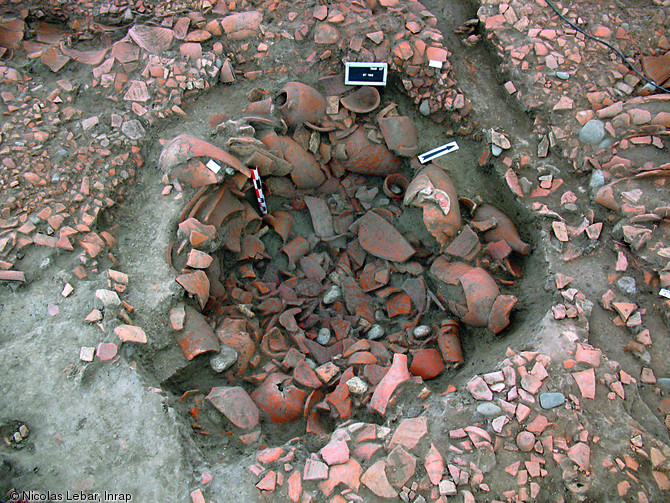 Puits gaulois combl&eacute; par des amphores italiques et des vases gaulois, scell&eacute; par un niveau constitu&eacute; de milliers de fragments d'amphores, Toulouse (Haute-Garonne), 2007.   Photo publi&eacute;e dans le num&eacute;ro 33 de la revue de l'Inrap Arch&eacute;opages. 