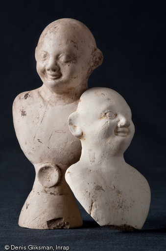 Statuettes en terre cuite gallo-romaines représentant Risus, personnage mythologique représenté sous la forme d’un enfant chauve arborant un sourire contraint, découvertes à Mesnil-Saint-Nicaise (Somme), 2012. 