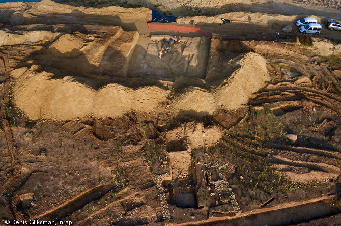 Vue a&eacute;rienne du site du Chemin de la fosse de la Haie &agrave; Changis-sur-Marne (Seine-et-Marne), 2012.Le squelette presque complet d'un mammouth y a &eacute;t&eacute; mis au jour. Il s'agit du troisi&egrave;me sp&eacute;cimen connu en France.