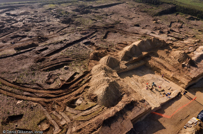 Vue a&eacute;rienne du site du Chemin de la fosse de la Haie &agrave; Changis-sur-Marne (Seine-et-Marne), 2012.L'op&eacute;ration, men&eacute;e dans une carri&egrave;re, a r&eacute;v&eacute;l&eacute; un remarquable site gallo-romain ainsi qu'un squelette de mammouth presque complet. &nbsp;&nbsp;