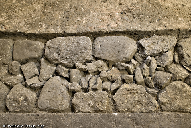 Vue de détail des fondations antiques d'une caserne de soldats de la classis britannica, IIe s. de notre ère dans la salle du transept nord de la crypte de la basilique Notre-Dame de Boulogne-sur-Mer (Pas-de-Calais), 2012.