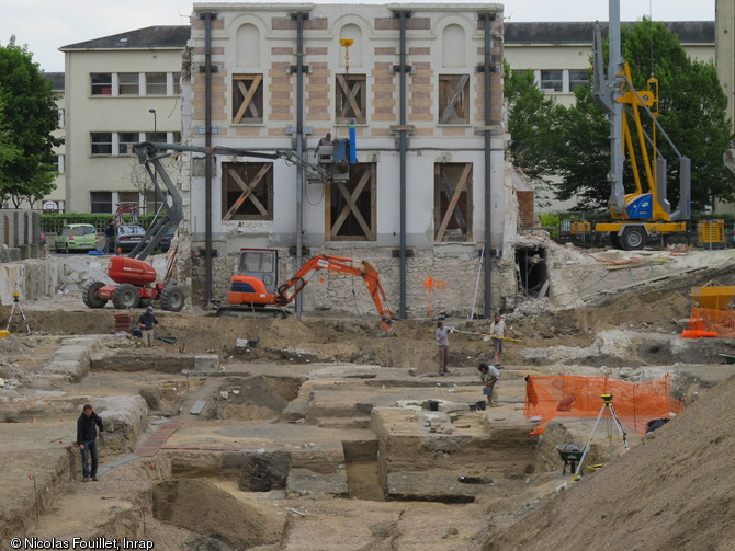 Vue générale du chantier des Dames Blanches à Tours (Indre-et-Loire), 2010. Près de 4500 m2 de terrain ont pu être fouillés, révélant différents niveaux d'aménagements des berges de la Loire durant l'Antiquité et le Moyen Âge.