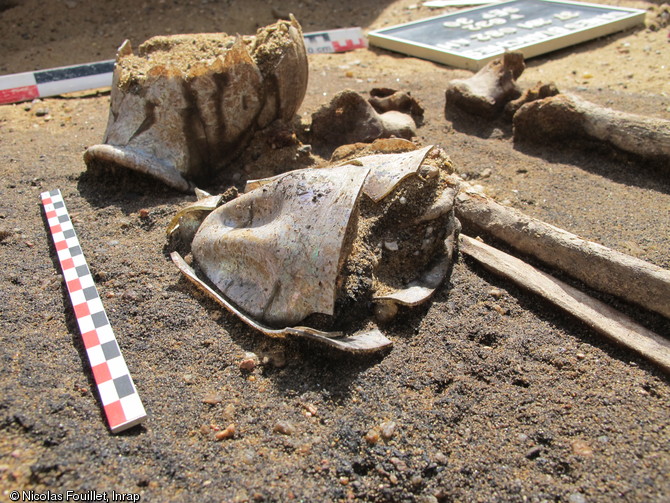 Vases en verre accompagnant une sépulture du IVe s. de notre ère, Tours (Indre-et-Loire), 2010.Le long de la voie de berge antique menant au centre ville de Tours - Caesarodunum, une vingtaine de sépultures du Bas-Empire ont pu être fouillées.    