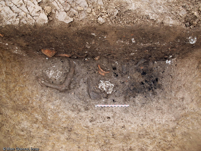 Petite fosse dépotoir contenant de la céramique, des rejets de charbons de bois ainsi qu'un bois de cerf, datée des années 150-80 avant notre ère, Meung-sur-Loire (Loiret), 2011.