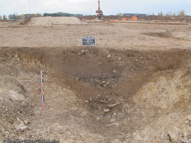 Coupe du fossé de façade de l'établissement gaulois de Meung-sur-Loire (Loiret) en activité entre 150 et 80 avant notre ère, 2011.La ferme s'implante à l'intérieur d'un espace quadrangulaire de forme trapézoïdale délimité par des fossés. Il mesure 80 m de côté, 77 m pour la base sud et 62 m pour la base nord.