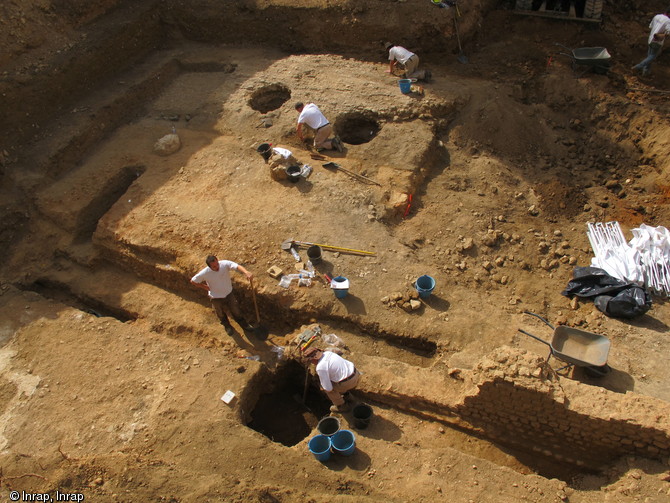 Vue g&eacute;n&eacute;rale du site des Jardins du Puygarreau &agrave; Poitiers (Vienne), 2012.  De part et d'autre d'une voie romaine du Haut Empire s'articulent une cour et un p&eacute;ristyle avec ses jardins. A la fin du IIIe s. ou plus probablement au d&eacute;but du IVe s. de notre &egrave;re, le quartier est d&eacute;construit afin d'&eacute;difier une enceinte. La voie est conserv&eacute;e et recharg&eacute;e sous la forme d'une rampe. 