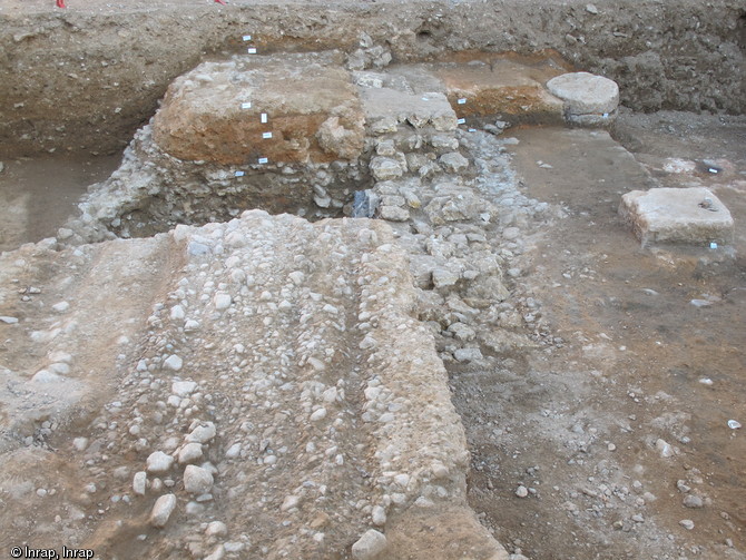 Voie romaine, fin IIIe - d&eacute;but IVe s. de notre &egrave;re, Poitiers (Vienne), 2012.  Install&eacute;e sur les remblais de d&eacute;molition d'un quartier antique et sur un talus appuy&eacute; contre l'enceinte, la voie est large d'un peu moins de 4 m, et porte les traces de nombreux passages de charriots. 
