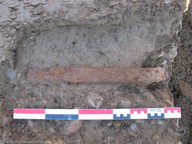 Épée en fer mise au jour dans un fossé de la fin du second âge du Fer, fin du IIe s. - première moitié du Ier s. avant notre ère, Décines (Rhône), 2011.D'autres objets comme des fragments de boucliers, d'amphores et de crânes humains, une pelle à feu ainsi qu'une louche-casserole ont été découverts dans les strates de comblement du fossé. 