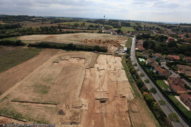 Vue aérienne du site du Grand Montout à Décines (Rhône), 2011. Une fouille a été menée en 2011 sur 7,2 hectares préalablement à l'aménagement du stade de l'Olympique Lyonnais. Elle a livré d'importants vestiges d'occupation, du Néolithique à l'Epoque moderne. 