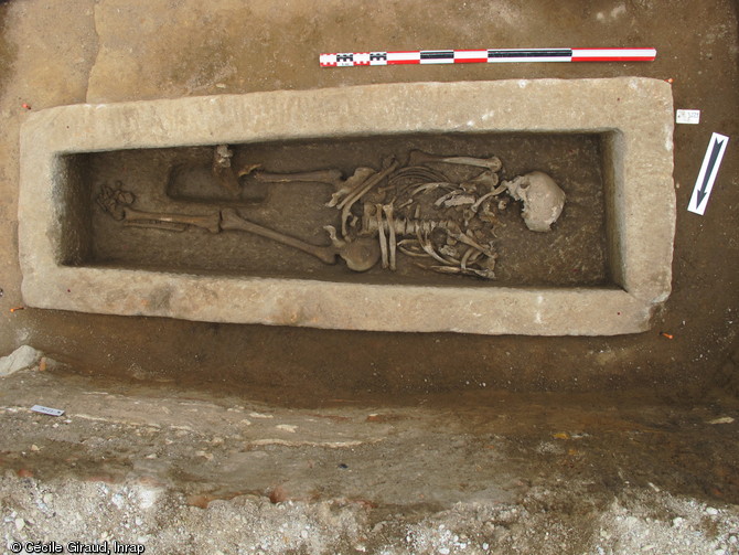 S&eacute;pulture en sarcophage pr&eacute;sentant une importante pathologie au niveau du genou, coll&eacute;giale Saint-Martin de Brive (Corr&egrave;ze), 2012.Le fond de la cuve a &eacute;t&eacute; retaill&eacute;e sp&eacute;cialement afin d'accueillir le genou soud&eacute; du d&eacute;funt.