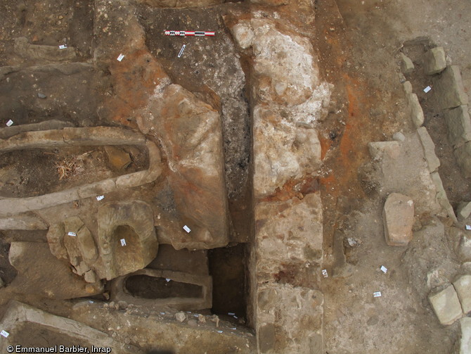 Vestiges d'un four &agrave; chaux install&eacute; sur une partie de la n&eacute;cropole de la coll&eacute;giale Saint-Martin de Brive (Corr&egrave;ze), 2012.Son association avec les travaux de construction de la coll&eacute;giale romane au XIIe&nbsp;s. peut &ecirc;tre envisag&eacute;e.&nbsp;