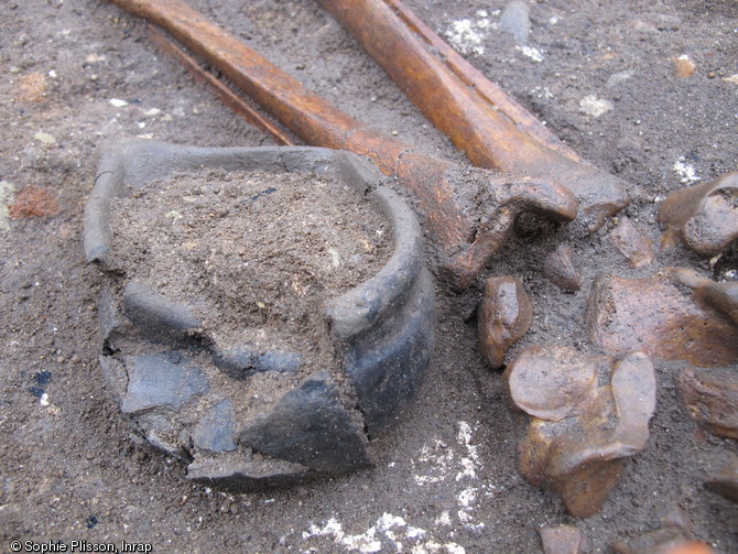 Pot fun&eacute;raire d&eacute;pos&eacute; aux pieds d'une s&eacute;pulture, coll&eacute;giale Saint-Martin de Brive (Corr&egrave;ze), 2012.