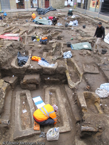 Fouille de l'aire fun&eacute;raire situ&eacute;e au sud de la coll&eacute;giale Saint-Martin de Brive (Corr&egrave;ze), 2012.Trois niveaux successifs de sarcophages ont &eacute;t&eacute; observ&eacute;s.