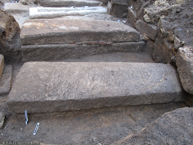 Couvercles de sarcophages en bati&egrave;re, scell&eacute;s avec la cuve, coll&eacute;giale Saint-Martin de Brive (Corr&egrave;ze), 2012.