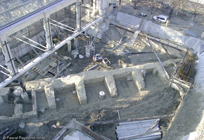 Fragment de muraille, mis au jour au Musée de l'Orangerie, à Paris en 2003. Il s'agissait d'un tronçon de l'enceinte dite des « fossés jaunes » correspondant au cinquième ouvrage défensif de la ville, après celui du Bas-Empire, du haut Moyen Âge, de Philippe Auguste et de Charles V. Ce rempart bastionné reliait, au XVIIe siècle, l'extrémité occidentale des Tuileries à l'ancienne fortification de Charles V 