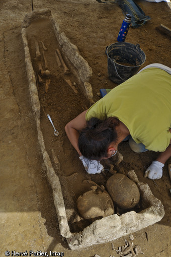 Sarcophage en cours de fouille, VIIe&nbsp;s., La M&eacute;zi&egrave;re (Ille-et-Vilaine), 2012.Les deux cr&acirc;nes pr&eacute;sents &agrave; l'int&eacute;rieur du sarcophage t&eacute;moignent d'une phase de r&eacute;duction.