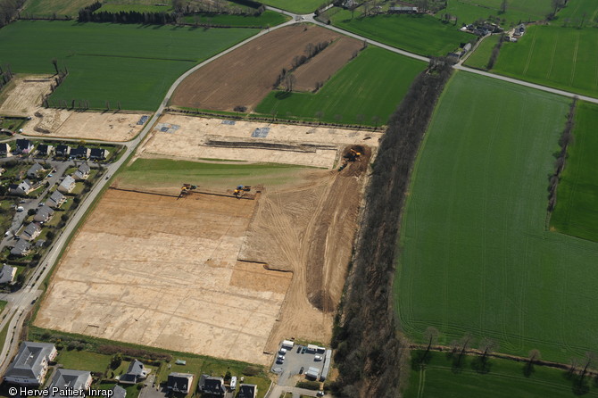 Vue a&eacute;rienne du site de La M&eacute;zi&egrave;re (Ille-et-Vilaine) en cours de d&eacute;capage, 2012.Six hectares ont &eacute;t&eacute; fouill&eacute;s, r&eacute;v&eacute;lant des vestiges n&eacute;olithiques, gallo-romains et m&eacute;di&eacute;vaux.
