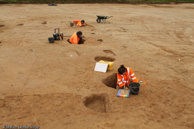 Fouille des fosses de calage des poteaux d'une maison dat&eacute;e du N&eacute;olithique moyen d&eacute;couverte &agrave; La M&eacute;zi&egrave;re (Ille-et-Vilaine) en 2012.Ces structures pr&eacute;sentent un diam&egrave;tre de 50 cm et une profondeur de 1,5 m.    