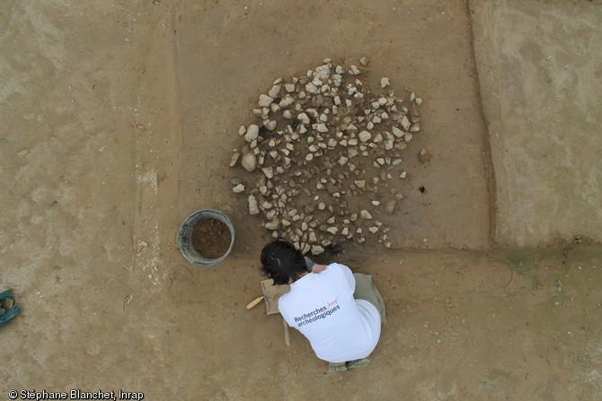 Foyer &agrave; pierres chauffantes du N&eacute;olithique moyen en cours de d&eacute;gagement, 4200 avant notre &egrave;re, La M&eacute;zi&egrave;re (Ille-et-Vilaine), 2012.  