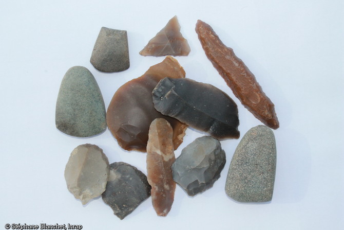 Outillage en pierre du N&eacute;olithique moyen et final, 4200-2800 avant notre &egrave;re, La M&eacute;zi&egrave;re (Ille-et-Vilaine), 2012.