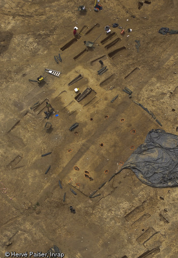 Maison ronde du Bronze final d&eacute;couverte au sein d'un espace fun&eacute;raire du haut Moyen &Acirc;ge &agrave; la M&eacute;zi&egrave;re (Ille-et-Vilaine), 2012.