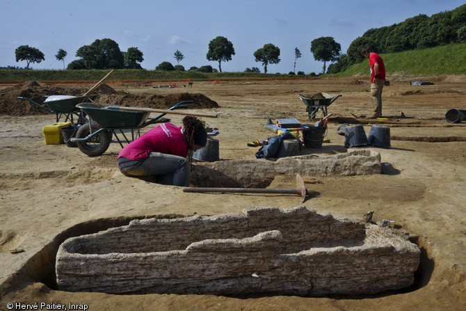 Sarcophages en calcaire coquillier, VIIe&nbsp;s., La M&eacute;zi&egrave;re (Ille-et-Vilaine), 2012.Neuf sarcophages de ce type ont &eacute;t&eacute; mis au jour sur le site.